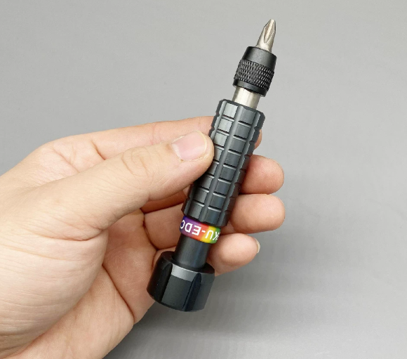 Uniwersalny uchwyt do wkrętaka – Speed Pourer Cap recenzja i cena